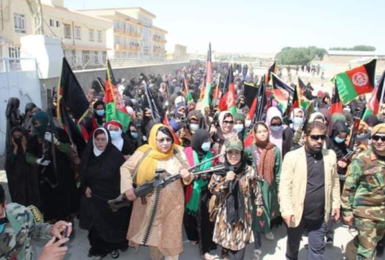 현지시각 4일, 아프가니스탄 고르주에서 여성들이 무장 거리 시위에 나서고 있다. 〈사진=트위터 'Salahuddin Salarzai〉
