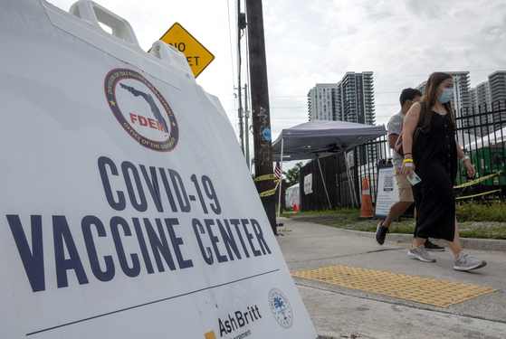 미국 플로리다 주 마이애미 오버타운에 위치한 코로나19 백신 접종센터에 사람들이 방문하고 있다. 〈사진=EPA 연합뉴스〉