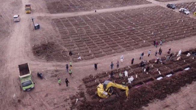 인도네시아 자카르타에 마련된 코로나19 사망자 공동묘지. 〈사진=연합뉴스〉