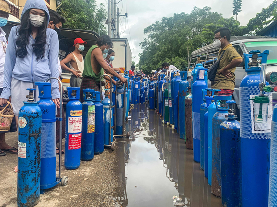 현지시간 11일 산소탱크에 산소 충전을 채우기 위해 줄을 선 미얀마 시민들 〈사진=연합뉴스〉