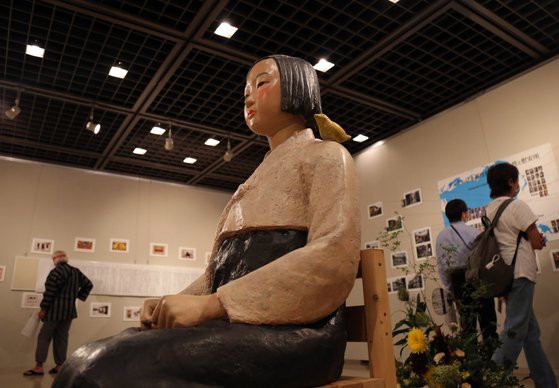 지난 6일 일본 아이치현 나고야시 공공 전시장 '시민 갤러리 사카에'에서 열린 '우리들의 표현의 부자유전·그 후' 관람객이 일본군 위안부 피해자를 상징하는 '평화의 소녀상'이 전시돼 있다. 〈사진=연합뉴스〉