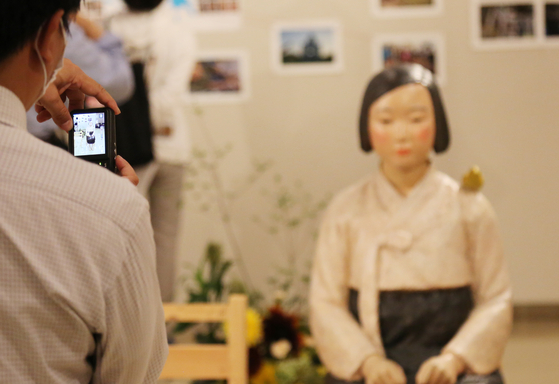 지난 6일 일본 아이치현 나고야시 공공 전시장 '시민 갤러리 사카에'에서 열린 '우리들의 표현의 부자유전·그 후' 관람객이 일본군 위안부 피해자를 상징하는 '평화의 소녀상'의 사진을 찍고 있다. 〈사진=연합뉴스〉