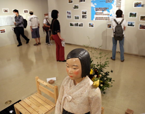 지난 6일 일본 아이치현 나고야시의 공공 전시장 '시민 갤러리 사카에'에서 개막한 '우리들의 표현의 부자유전·그 후'에 일본군 위안부 피해자를 상징하는 평화의 소녀상이 전시돼 있다. 〈사진=연합뉴스〉