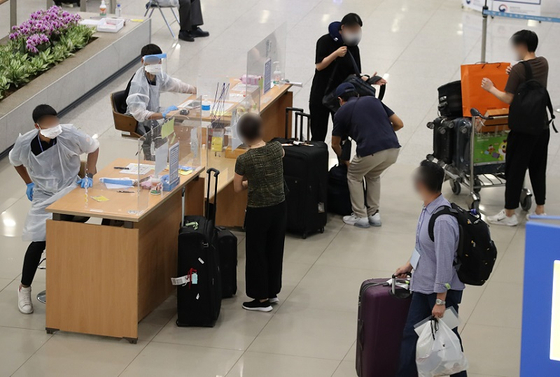 14일 오후 영종도 인천국제공항 제1터미널에서 해외 입국자들이 입국장을 나서고 있다. 〈사진-연합뉴스〉