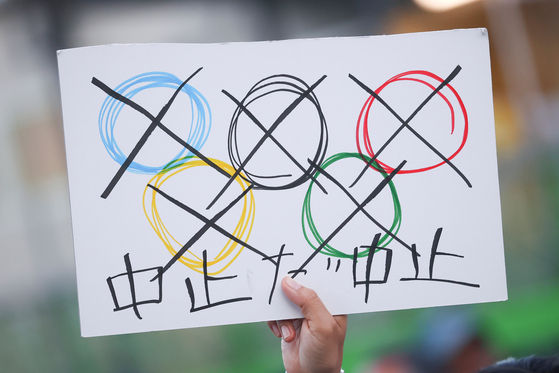 지난 16일 일본 도쿄에서 한 시민이 도쿄올림픽 개최 반대를 주장하고 있다. 〈사진=로이터 연합뉴스〉