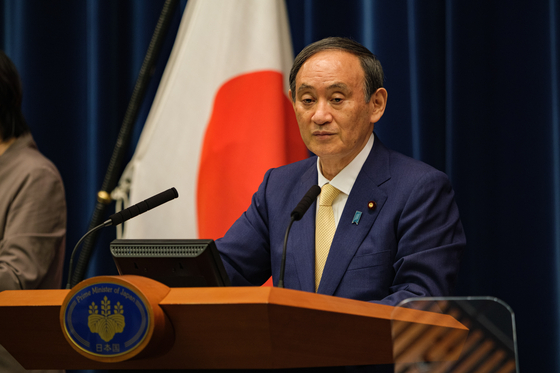 스가 요시히데 일본 총리가 지난 8일 일본 도쿄 총리 관저에서 기자회견을 하고 있다. 〈사진=EPA 연합뉴스〉