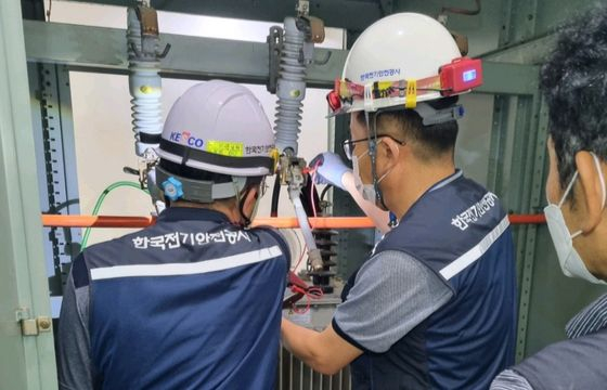 지난 15일 한국전력공사 천안지사 직원들이 정전사고가 난 충남 천안시 서북구 성거읍 청호포도마을아파트에 전기를 공급하고 있다. [사진 한전]