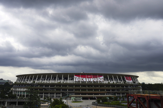 지난달 23일 도쿄 국립경기장 위에 먹구름이 껴있다. 〈사진=AP 연합뉴스〉