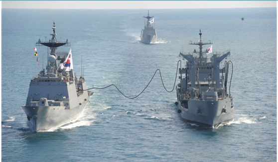 2011년 순항훈련전단이 청해부대에 연료유 20만리터와 김치 등을 전달했다. 강감찬함은 LYNX 헬기를 이용해 해상에서 수직으로 청해부대에 보급을 실시했다. 〈사진=해군〉