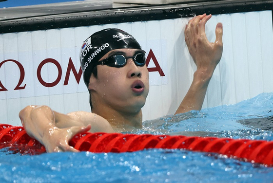 26일 일본 도쿄 아쿠아틱스 센터에서 열린 남자 자유형 200m 준결선에 출전한 한국 황선우가 경기를 마친 뒤 기록을 보고 있다. 〈사진-연합뉴스〉
