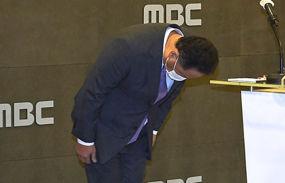 박성제 MBC 사장이 26일 오후 서울 마포구 상암동 MBC에서 열린 기자회견에서 대국민 사과를 하고 있다. 〈사진-연합뉴스〉