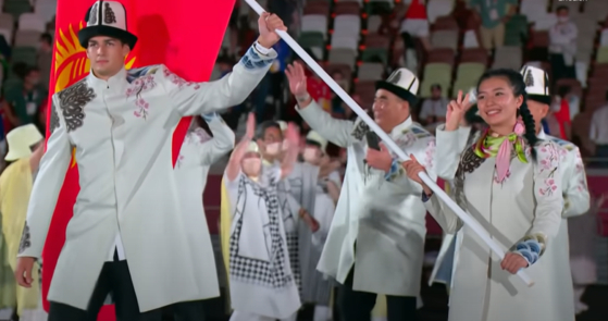 23일 도쿄올림픽 개막식에서 키르기스스탄 선수단이 마스크를 쓰지 않은 채 입장하고 있다. 〈사진=알자지라 캡쳐〉