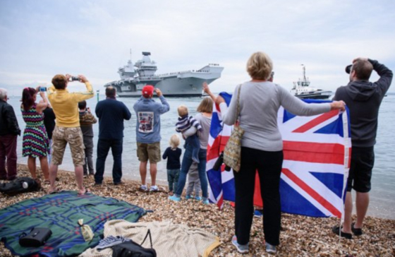 영국 시민들이 퀸 엘리자베스호의 취역을 환영하고 있다. 〈사진=영국 해군 캡처〉