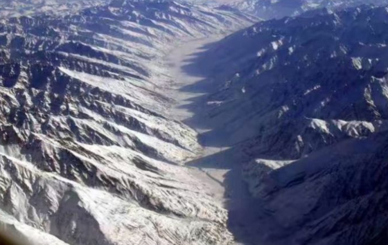 아프간을 가르고 있는 힌두쿠시 산맥의 골짜기들. 이 좁은 회랑을 따라 아프간과 중국이 연결돼 있다. 〈사진= 바이두 캡처〉