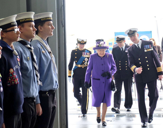  엘리자베스 2세 여왕이 2017년 12월 7일 영국 남부 포츠머스 해군기지에서 최신예 항모 '퀸 엘리자베스호' 취역식 행사를 주관하기 위해 이동하고 있다. 〈사진=영국 왕립해군 홈페이지 캡처.