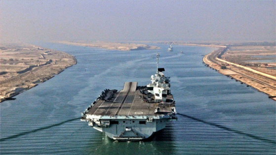 퀸 엘리자베스 항모가 수에즈 운하를 빠져나오고 있는 모습. 〈사진=영국 해군〉