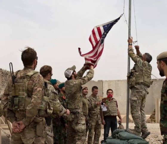 미군이 아프간 철수를 위해 국기를 내리고 있다. 〈사진=바이두 캡처〉