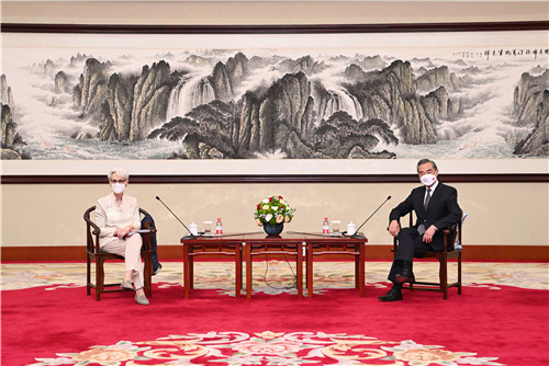 웬디 셔먼 미국 국무부 부장관(왼쪽)과 왕이 중국 외교부장.〈사진= 중국외교부 캡처〉