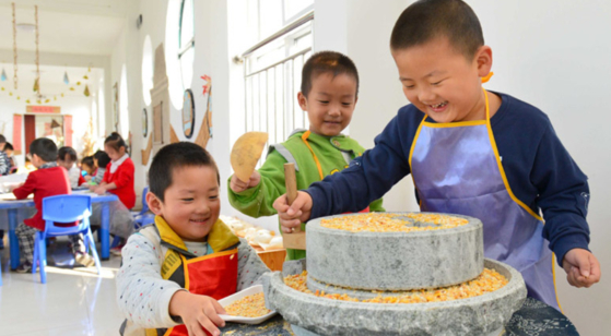 한 자녀 정책으로 중국 가정의 아이들은 소황제처럼 대접받으며 큰다. 〈사진=hket 캡처〉