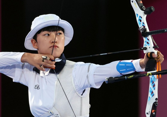 （東京=ヨンハプニュース）安山（韓国）-29日に日本の夢の島公園のアーチェリー場で開催された東京オリンピックの女子個人アーチェリーイベント32ラウンドのアニマルセリドスサントス（ブラジル）。安山はターゲットに矢を放ちます。  29.7.2021