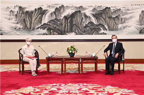 중국 왕이 외교부장은 웬디 셔먼 미 국무부 부장관을 만난 자리에서 &#34;중국의 마지노선을 넘지말라&#34;고 주장했다. 〈사진=중국 외교부〉