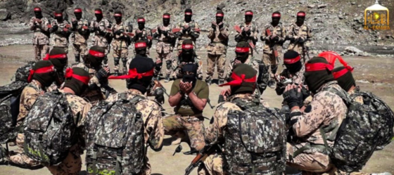이슬람 의식을 수행 중인 무장 전사(warrior)들.〈사진=더롱워저널 캡처〉