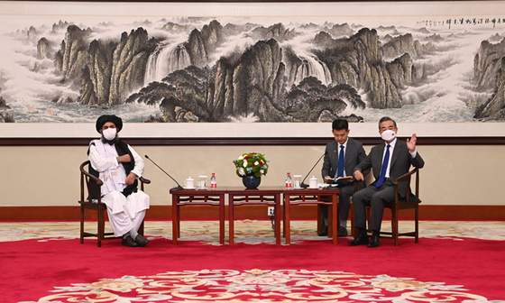 2021년 7월 28일 탈레반 2인자 물라 압둘 가니 바라다르가 중국 왕이 외교부장을 만나 환담을 하고 있다.〈사진=중국 외교부〉