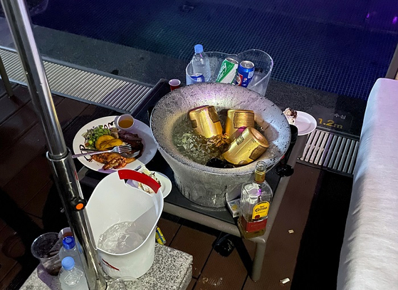 지난달 31일 저녁 강원 강릉시의 한 호텔에서 진행됐던 풀 파티 현장. 〈사진-강릉시 제공〉