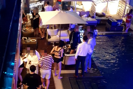 지난달 31일 저녁 강원 강릉시의 한 호텔에서 수십 명이 참가한 풀 파티가 진행되고 있다. 〈사진-강릉시 제공〉