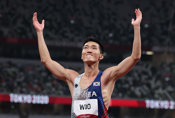 도쿄올림픽 남자 높이뛰기 우상혁이 결선에서 2.39미터 시도 전 박수를 유도하고 있다. 〈사진-연합뉴스〉
