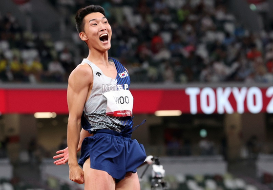 도쿄올림픽 남자 높이뛰기 우상혁이 1일 도쿄 올림픽스타디움에서 열린 결선에서 한국신기록 2.35미터를 성공한 후 환호하고 있다. 〈사진-연합뉴스〉