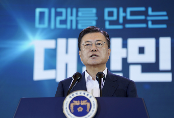 문재인 대통령이 지난 14일 오전 청와대에서 열린 제4차 한국판 뉴딜 전략회의에서 발언하고 있다. 〈사진=청와대 제공〉