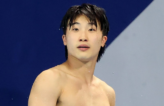 3일 오후 일본 도쿄 아쿠아틱스 센터에서 열린 남자 다이빙 3ｍ 스프링보드 결승 경기. 한국 우하람이 마지막 라운드 연기를 펼친 뒤 점수를 확인하고 있다. 〈사진-연합뉴스〉