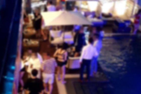  지난달 31일 저녁 강원 강릉시의 한 호텔에서 수십 명이 참가한 풀 파티가 진행되고 있다.〈사진-강릉시〉