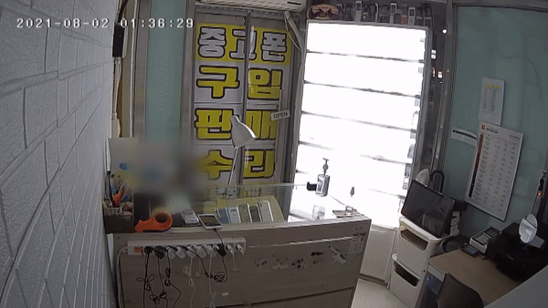 지난 2일 새벽 1시 30분쯤 인천 계산동의 한 중고 휴대전화 매장에 침입한 절도범이 CCTV부터 손 대는 장면. 〈영상=기자 직접 촬영〉