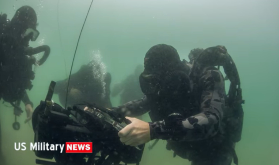 미 해군 네이비실 병사들이 해상 침투 훈련을 하고 있다.〈사진=US 밀리터리 뉴스 캡처〉