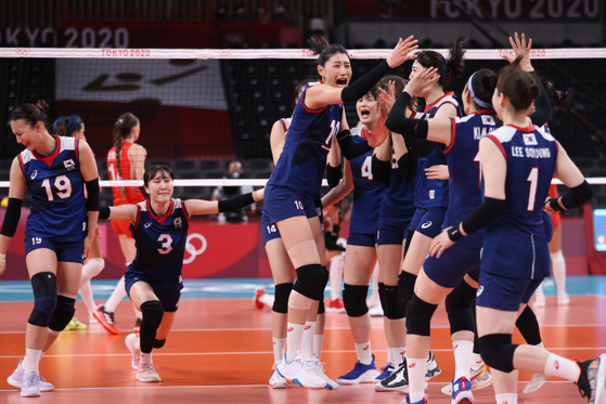 오늘(4일) 일본 아리아케 아레나에서 열린 터키와의 도쿄올림픽 여자 배구 8강 경기에서 승리한 여자 배구 대표팀 선수들이 환호하고 있다. 〈사진=연합뉴스〉
