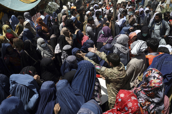 현지시간 10일 카불의 한 공원에서 피난민들이 음식을 배급받고 있다. 〈사진=AP/연합뉴스〉