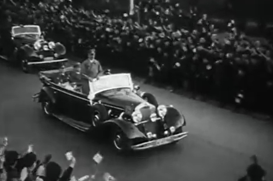 벤츠 승용차를 타고 이동하는 히틀러의 모습.
