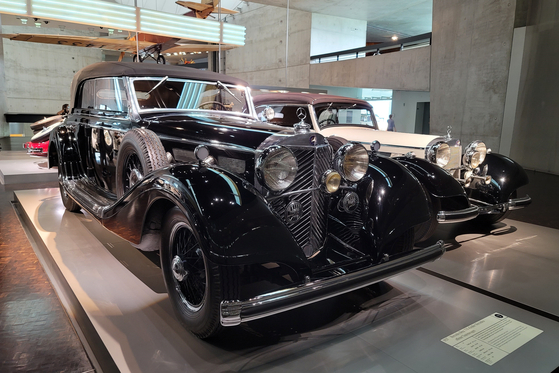 벤츠 박물관에 히틀러가 탔던 승용차와 같은 모델이 전시돼 있다.
