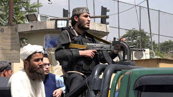 현지 시간 17일 탈레반이 아프가니스탄 수도 카불에서 경계를 서고 있다. 〈사진=UPI 연합뉴스〉