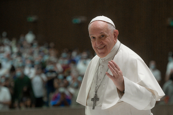 현지 시간 18일 프란치스코 교황이 바티칸 바오로 6세 홀에서 손을 흔들고 있다. 〈사진=로이터 연합뉴스〉