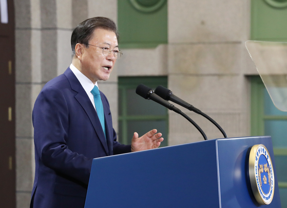 문재인 대통령이 15일 서울 중구 문화역서울284에서 열린 제76주년 광복절 경축식에서 경축사를 하고 있습니다.