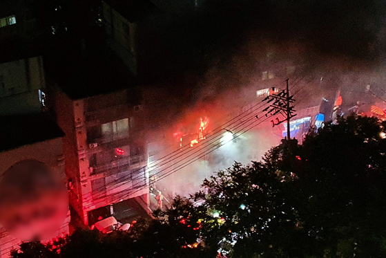 불길이 치솟고 있는 인천 다가구주택 화재 현장. [사진 연합뉴스]