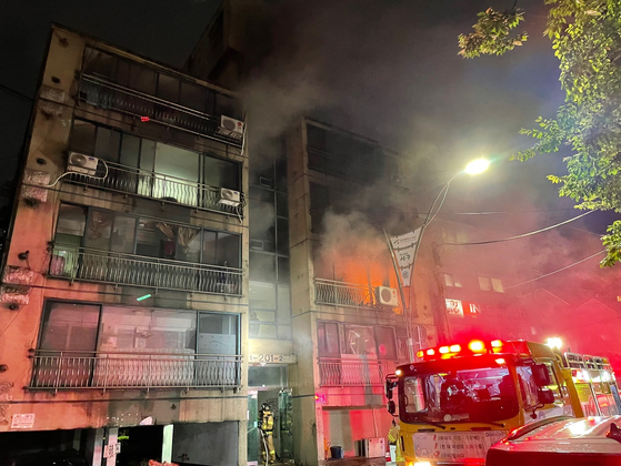 21일 오후 8시 7분쯤 인천시 서구 심곡동 한 다가구주택에서 불이 나 연기가 치솟고 있다. [사진 연합뉴스]