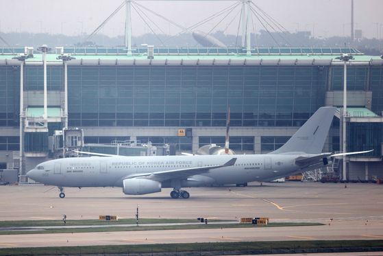 아프가니스탄인 '특별 공로자'를 태운 공군 다목적 공중급유 수송기KC-330이 26일 오후 인천공항에 도착하고 있다. 〈사진=연합뉴스〉