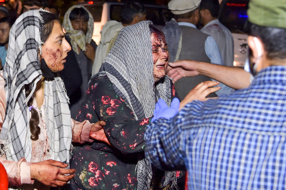 현지 시간 26일 폭탄 테러가 발생한 카불 공항에서 부상당한 이들이 병원에 도착하고 있다. 〈사진=AFP 연합뉴스〉