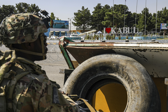 아프가니스탄 카불의 하미드 카르자이 국제공항 앞에서 경비를 서고 있는 미군. 〈사진=연합뉴스〉
