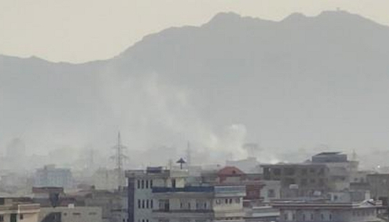 현지시간 29일 카불 한 도심에서 폭발음이 난 뒤 연기가 피어오르고 있다. 〈사진=EPA 연합뉴스〉