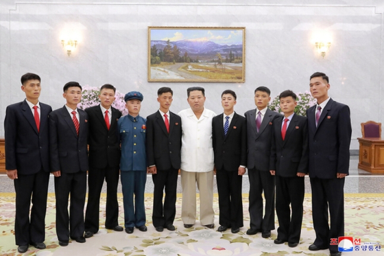 지난 30일 노동 현장에 자원한 청년들을 만나 기념 사진을 찍은 김정은 북한 국무위원장. 〈사진=조선중앙통신〉
